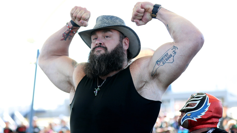 Braun Strowman flexes