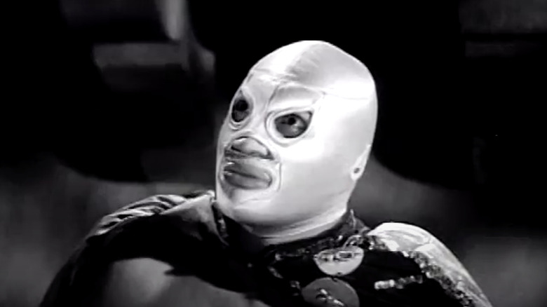 Santo looks up