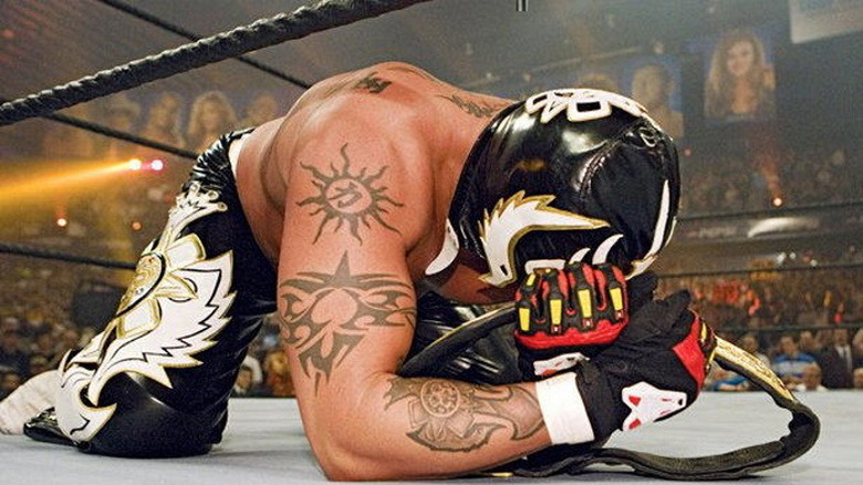 Rey Mysterio wins title