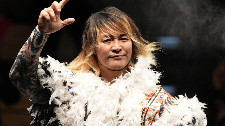 Hiroshi Tanahashi raises a hand