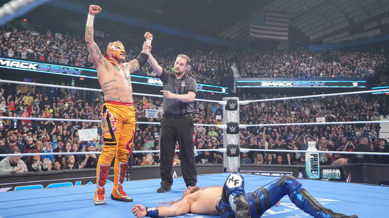 Rey Fenix beats Nathan Frazer on "WWE SmackDown"
