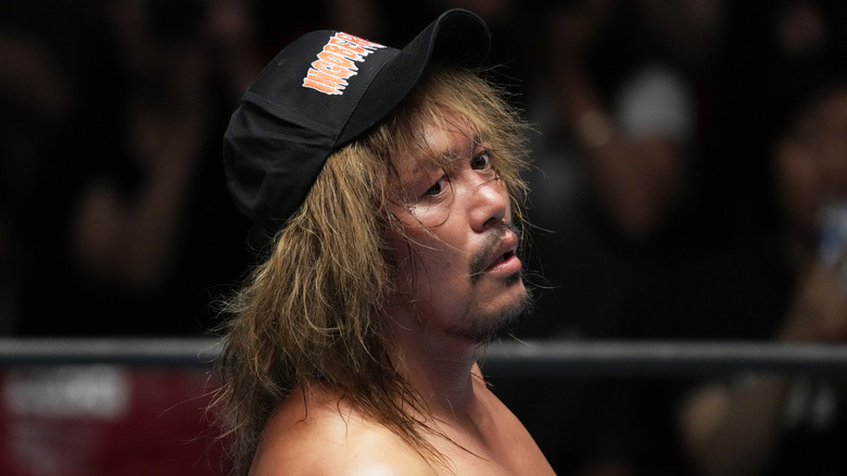 Tetsuya Naito wearing a Los Ingobernables de Japon hat