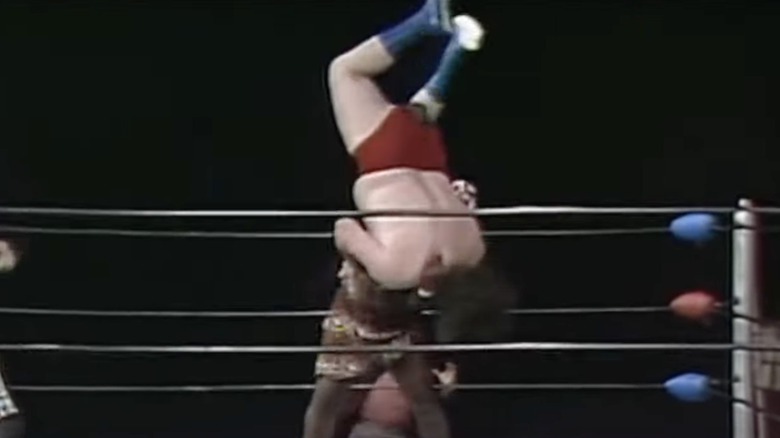 Kamala bodyslams Andre