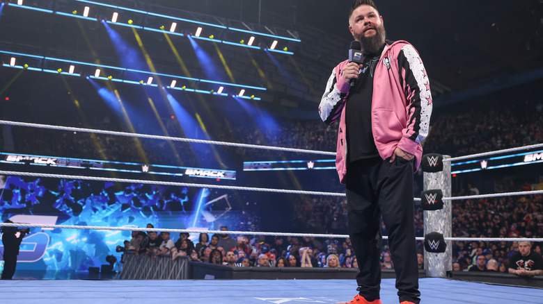 Kevin Owens announces his injury on "WWE SmackDown."