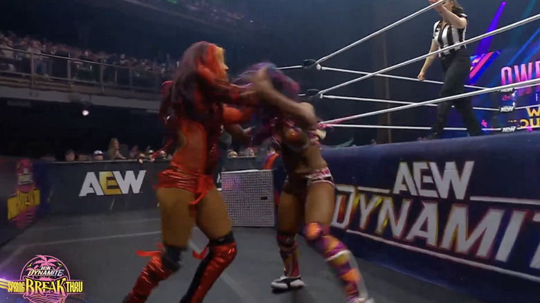 Mone and Athena locking up on the outside