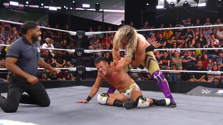 King with a submission locked in on Saints