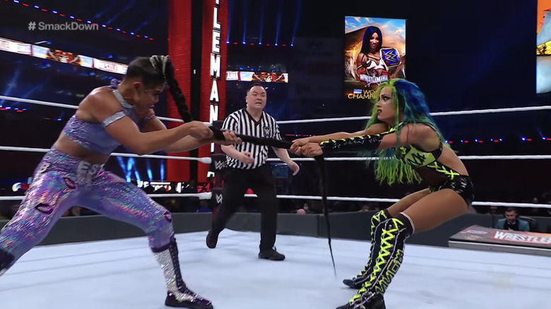 Sasha Banks pulls Bianca Belair's hair