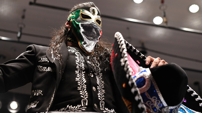 Bandido makes an entrance